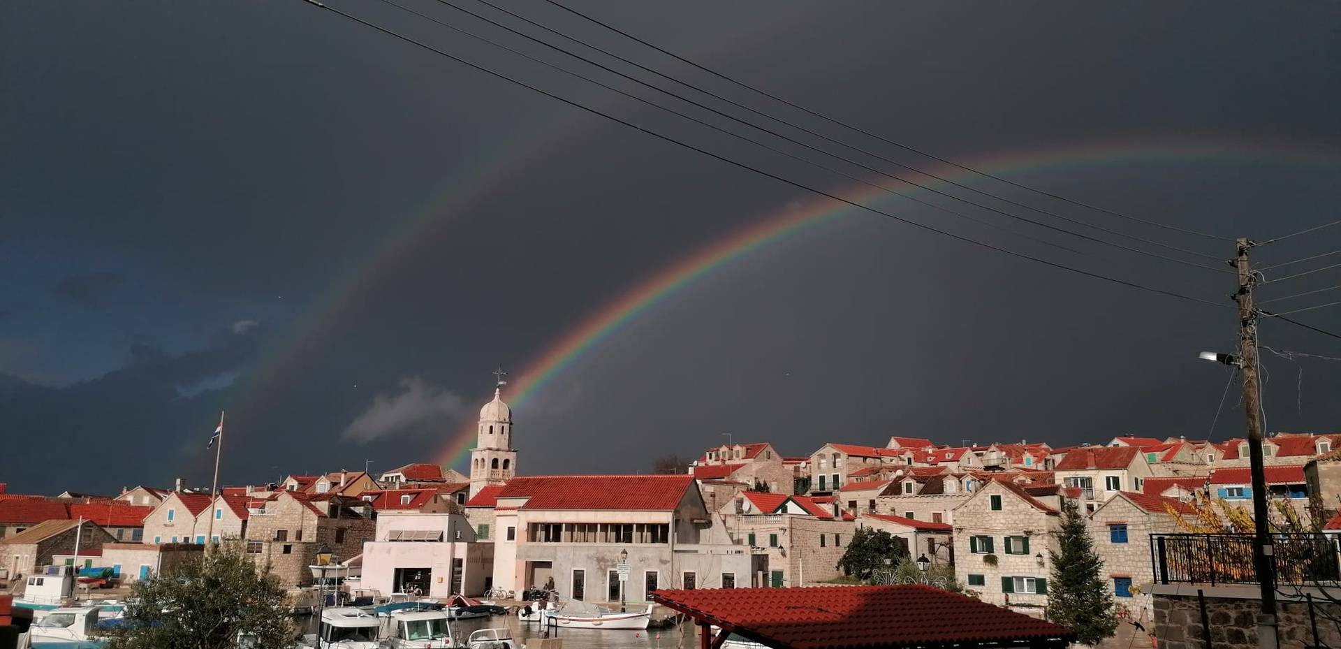 FOTO Pogledajte spektakularnu dugu koja 'isijava' iz zvonika