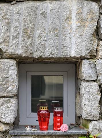 Novo Mesto: Na mjestu ubojstva građani pale lampione i lampaše