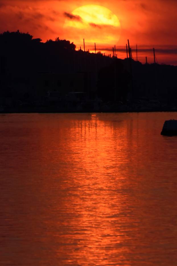 Pula: Zalazak sunca u pulskoj luci