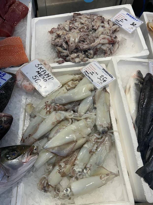 FOTO Građani šokirani! Za kilu janjetine 20 eura, rajčice po 7, a orada na Dolcu čak 28 eura