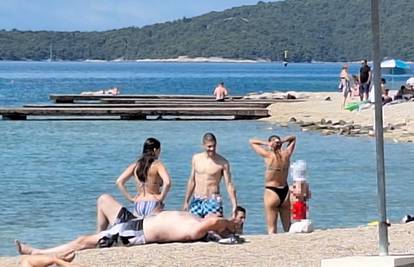 Nema mjesta gnjavaži, kada se uživa na plaži: Krama otišao na odmor s obitelji kod Šibenika...