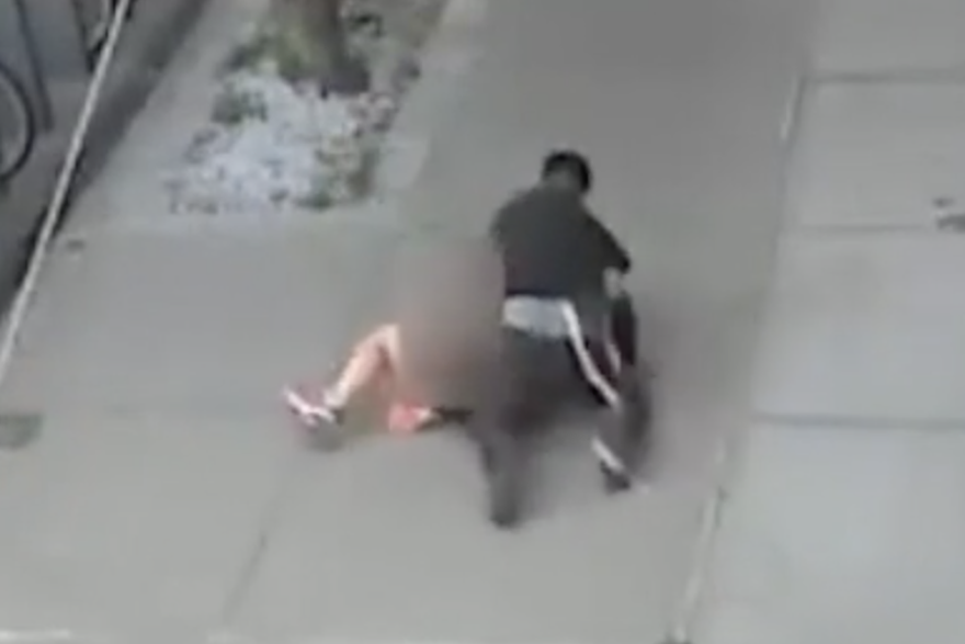 Muškarac na ulici napao djevojku