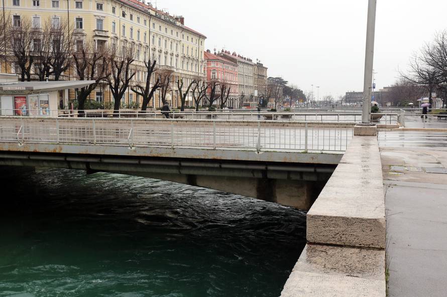 Starija žena upala u Rječinu sa zida od 4 metra, u bolnici je