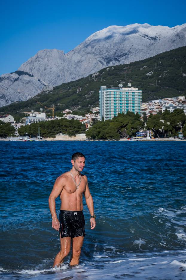 24sata: Makarska: Robert Tarčuki se već 269 dana svakodnevno kupa u moru