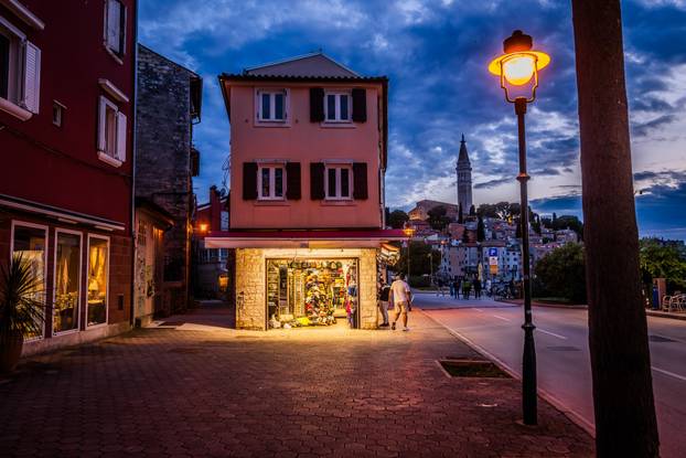Gradske fotografije u sumrak grada Rovinja