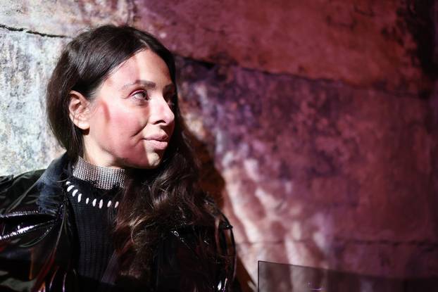 Split: U Dioklecijanovim podrumima otvorena izložba Martine Miholić "Dream waves: undercurrent noise"