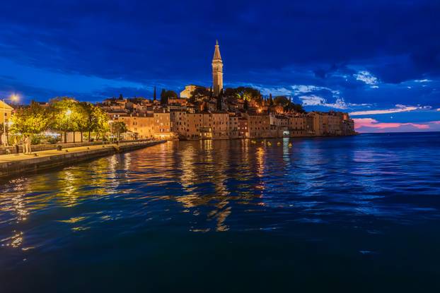 Gradske fotografije u sumrak grada Rovinja