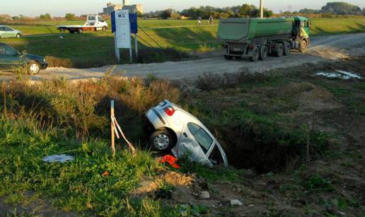 Automobil s troje djece sletio u rupu, vozač je teško ozlijeđen