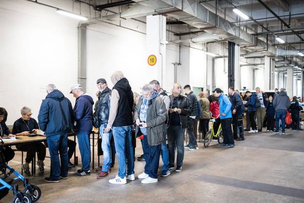 Zagrebačka policija organizirala je  javnu prodaju pronađenih predmeta kojima je istekao rok čuvanja