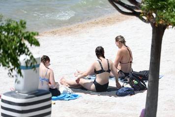 Na &scaron;ibenskoj pla&zcaron;i Banj nekoliko osoba se sun?a