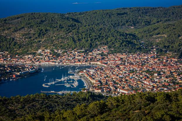 Vela Luka: Pogled na Vela luku sa okolnim brdima