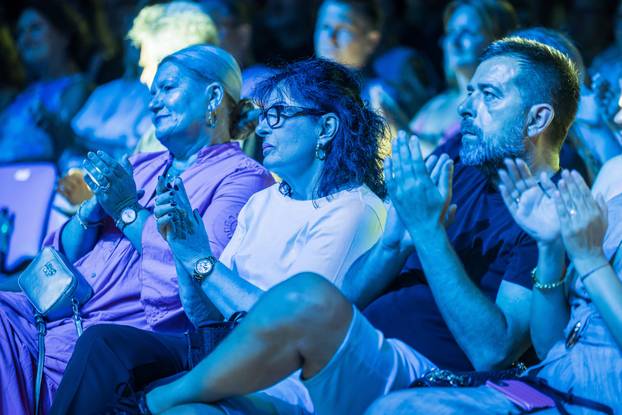 Vela Luka:  Koncert Nine Bardić i Acustic benda povodom manifestacije Trag u Beskraju