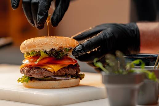 Kako napraviti so&ccaron;ni dragulj BBQ burger kod ku&cacute;e? Dr&zcaron;ite se ovih pet pravila