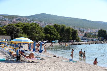 FOTO Turisti u Crikvenici uživaju u moru i ljetnim radostima