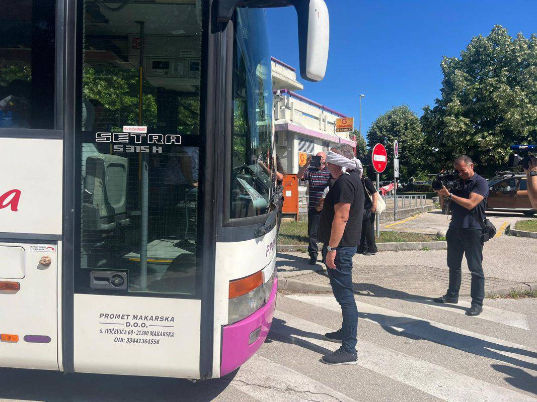 VIDEO Bulj zavezanih očiju zaustavio autobus Prometa Makarska: 'Ugrožavaju djecu...'