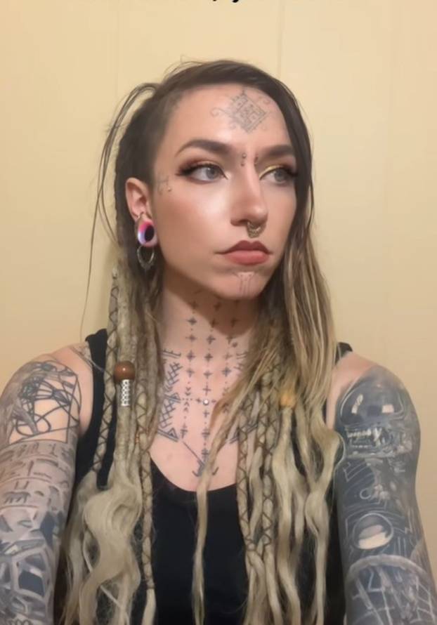 FOTO Razdvojila je jezik, kaže da sad može osjetiti dva okusa - odjednom! 'Ovo je boljelo...'