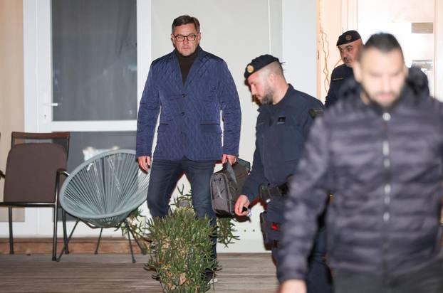 Zagreb: Izlazak Andrije Mikulića i inspektora iz kuće nakon opsežne pretrage