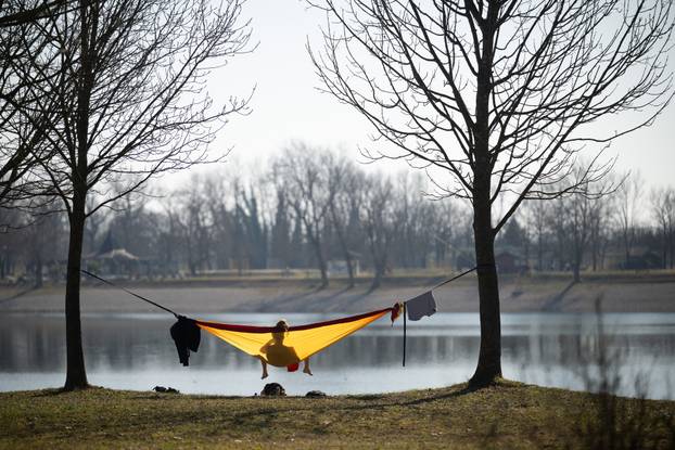 Zagreb: Djevojka uživa u suncu u visećoj ležaljci na Jarunu