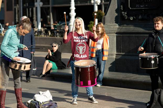 Zagreb: Molitelji se okupili na glavnom trgu, organiziran i protuprosvjed