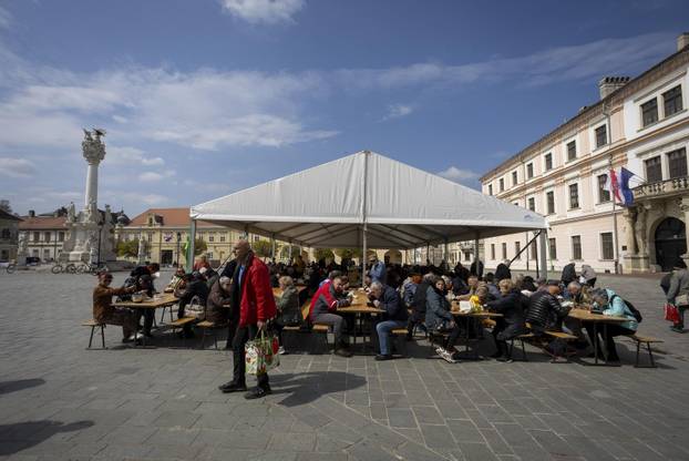 Osijek: Tradicionalna podjela blagdanskog fiš paprikaša na Trgu Svetog Trojstva