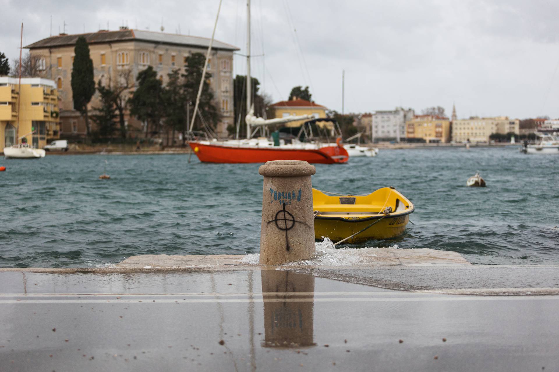 Zadar: More se zbog plimnog vala izlilo na prometnice