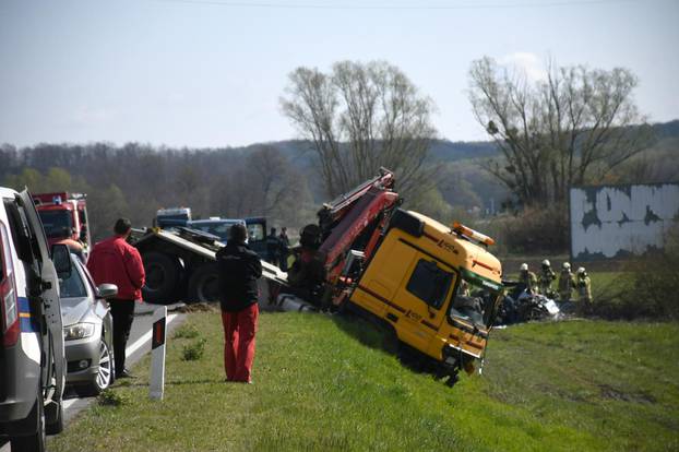 U prometnoj nesreći kod Bjelovara poginule su dvije osobe, sudarili su se automobil i kamion