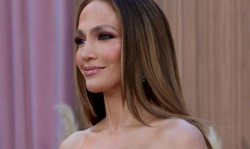 FOTO Jennifer Lopez haljinom jedva prekrila grudi: Evo kako je izgledala na premijeri filma