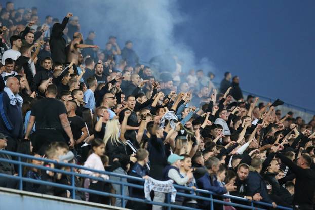 Vinkovci: Torcida bakljama gađala navijače Cibalije