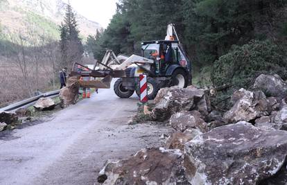Opasan odron kod Omiša: Planinari su uklonili dijelove stijena koje su prijetile cesti