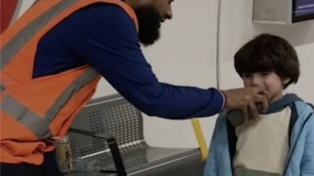 Radnik u podzemnoj 'prepustio posao' malom obožavatelju vlakova: 'Puno mu to znači'