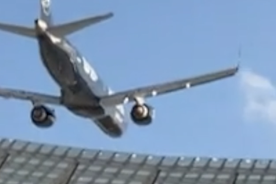 Avioni lete iznad stadiona