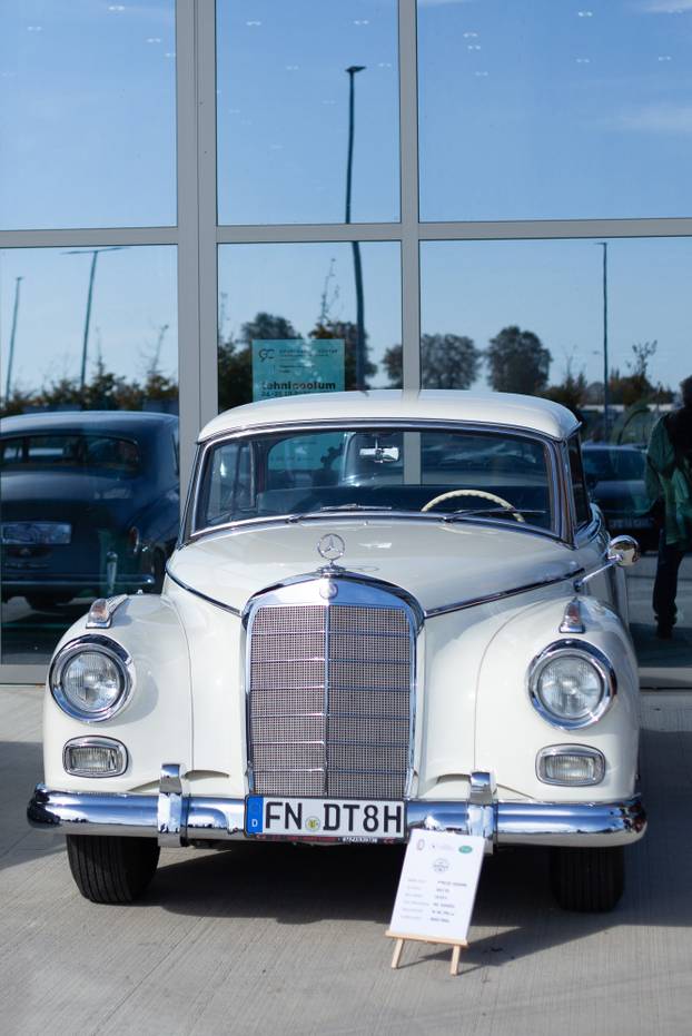 Osijek: Izložba oldtimer vozila ispred Gospodarskog centra