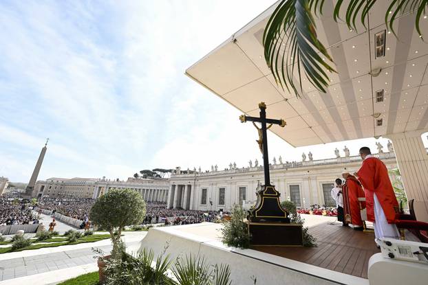 ITALY - POPE FRANCIS CELEBRATES THE HOLY MASS OF PALMSIN SAINT'S PETER'S SQUARE AT THE VATICAN  - 2023/4/2