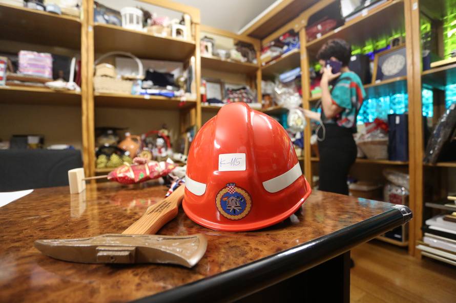 Kolindine zlatne krune: Dobila je i Putinove raskošne rupce...