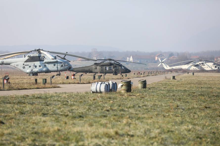 Zagreb: Ministar Banožić u Lučkom obišao radove na hangarima za helikoptere Blackhawk