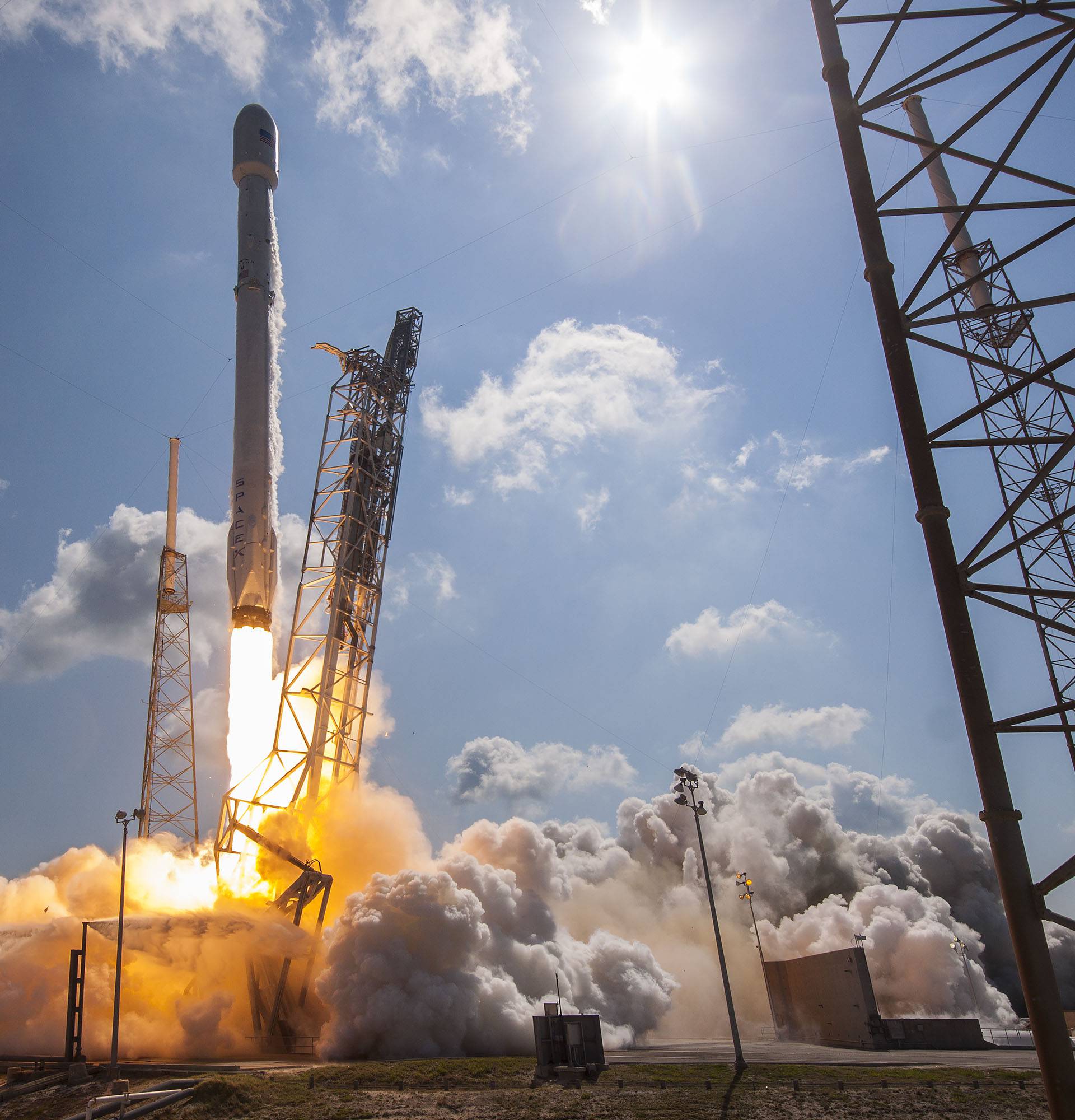SpaceX lansirao satelite, ali se raketa razletjela pri slijetanju