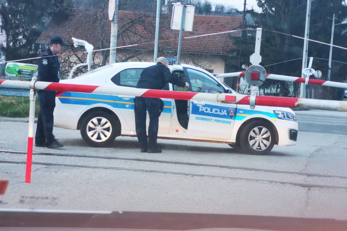 Kako su samo uspjeli? Rampa policijskom autu probila 'šajbu'