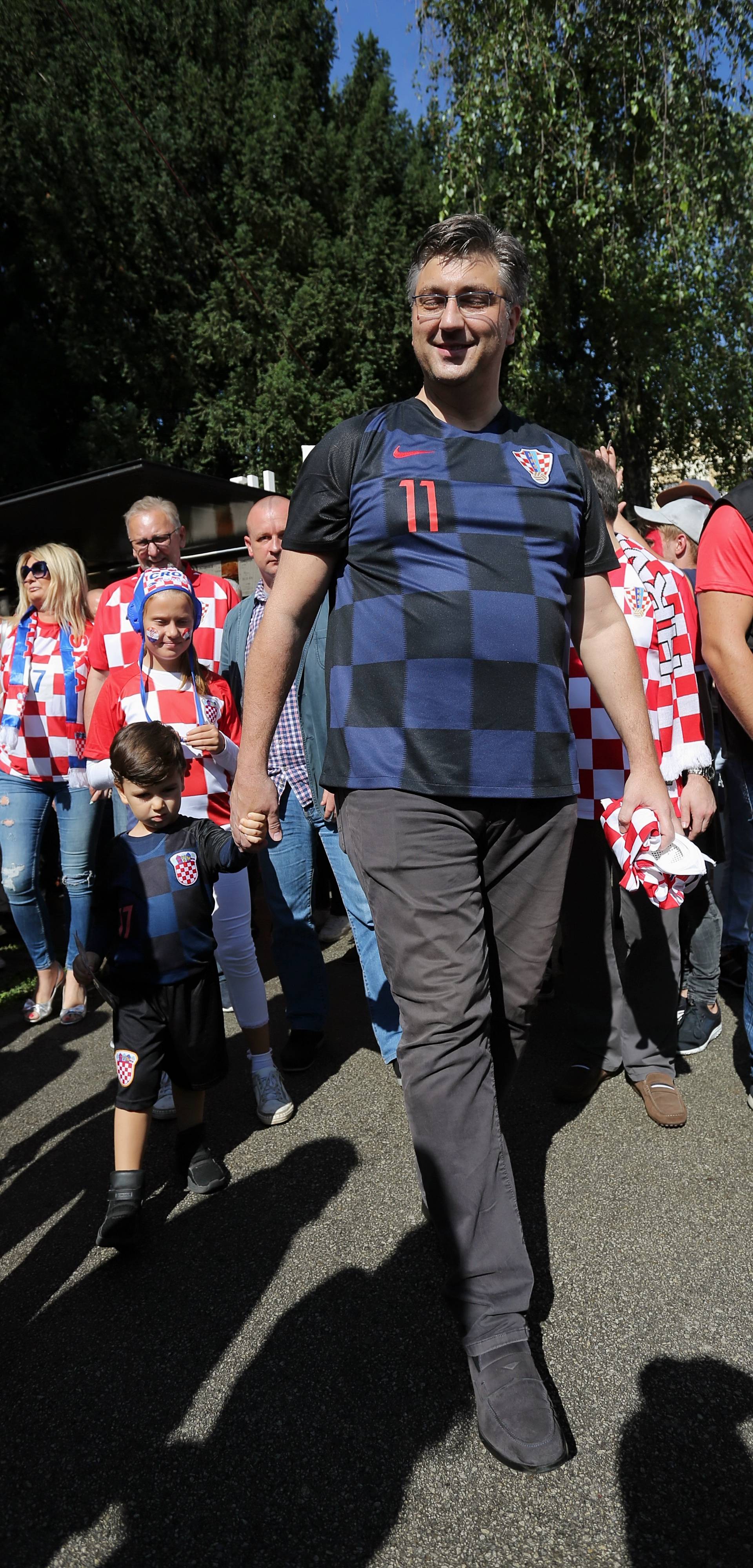 Zagreb: Andrej PlenkoviÄ i Francuska veleposlanica utakmicu gledaju na Strossmayerovom trgu