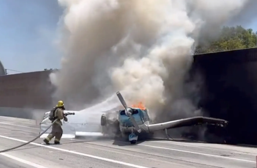 VIDEO Čudo u Kaliforniji! Avion sletio na autocestu, udario u kamion i zapalio se. Svi živi