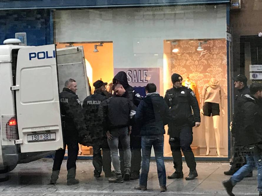 Muškarci se potukli kod kafića, policija ih okružila te privela