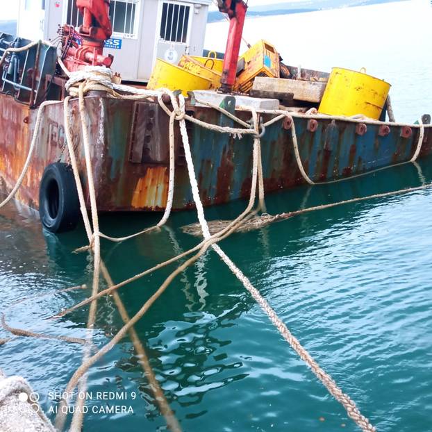 FOTO Jugo je razbacalo sve u Crikvenici: 'Teglenica je skoro potonula, kamenje je posvuda'