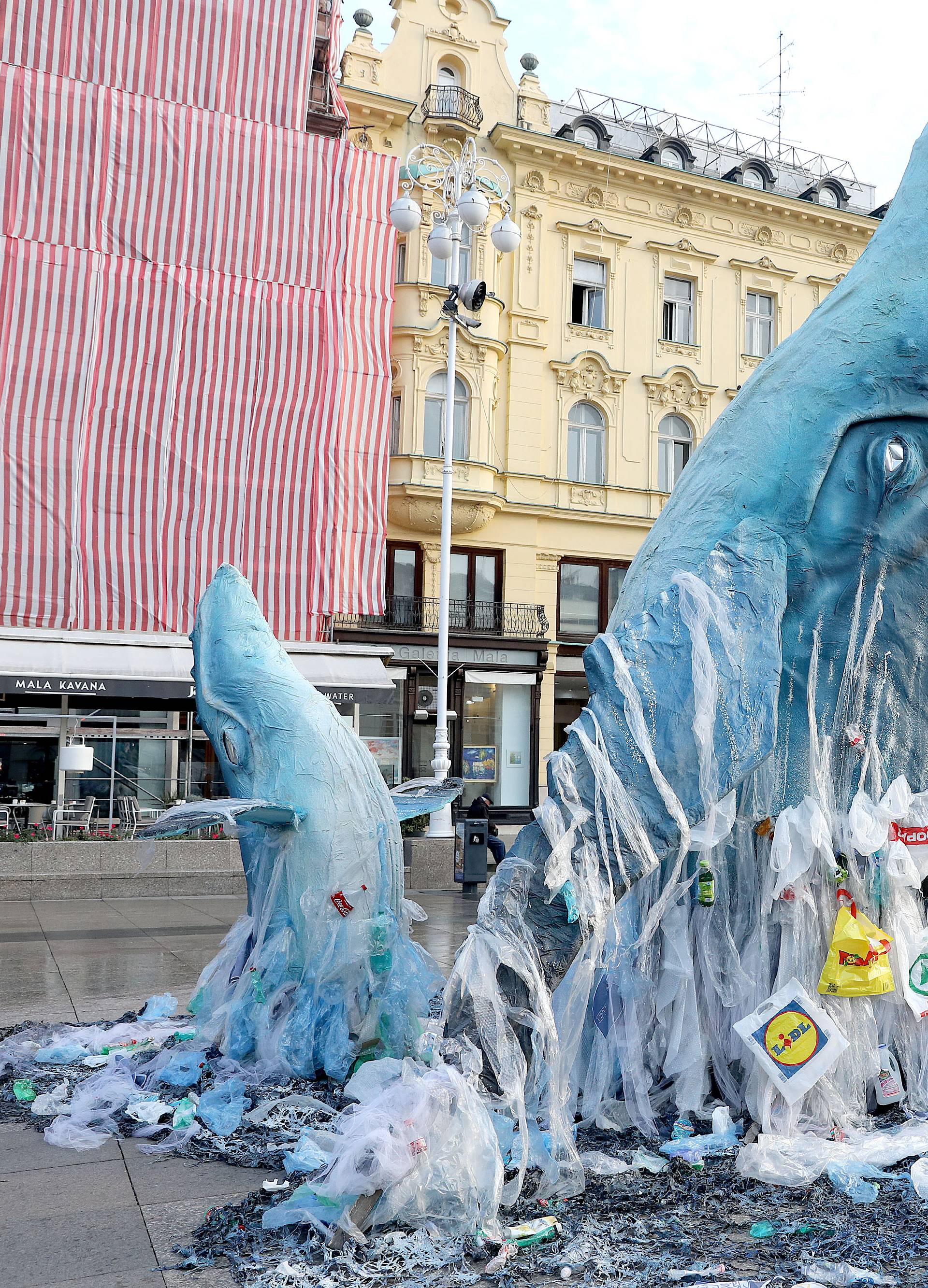 Zagreb: Greenpeace doveo kitove na JelaÄiÄev trg