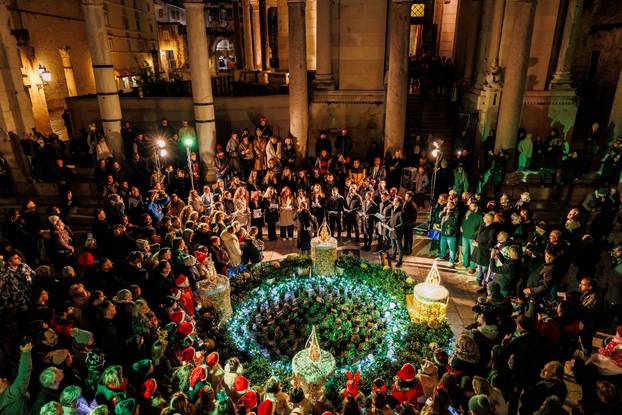 Split: Otvorenje splitskog Adventa i paljenje prve adventske svijeće 