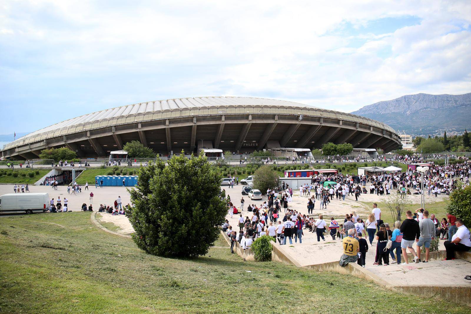 Split: Okupljanje navijača ispred Poljuda uoči početka utakmcie između Hajduka i Dinama