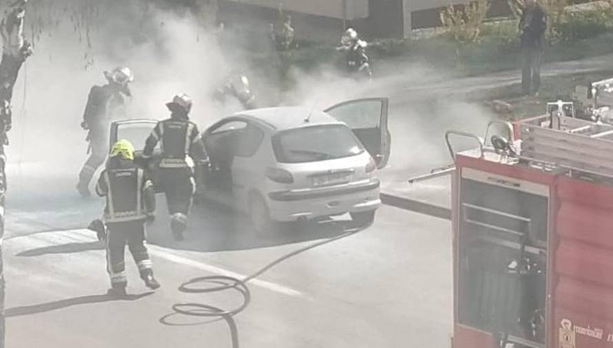 Autombil se zapalio na Knežiji, vozač uspio izaći na vrijeme