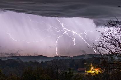 FOTO Pogledajte impresivne fotografije munja u Zagorju