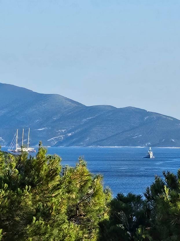 FOTO Bezos i Lauren sitno broje do svadbe, ali i dalje uživaju u Hrvatskoj: Usidrili se na Cresu