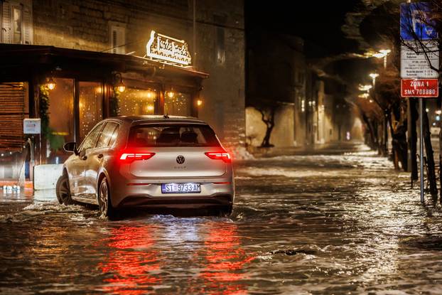 Kaštela: Olujno jugo i plima opet potopili Donja Kaštela