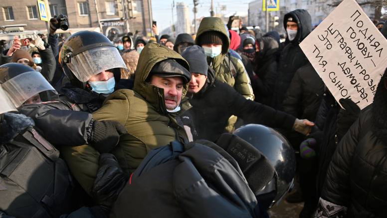 Podrška Navaljnom: Stotine prosvjednika uzvikuje ' Putin je lažov', policija ih mlati i uhićuje