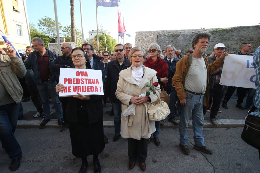 Policija izbacila HSP-ovce koji su ometali Frljićevu predstavu